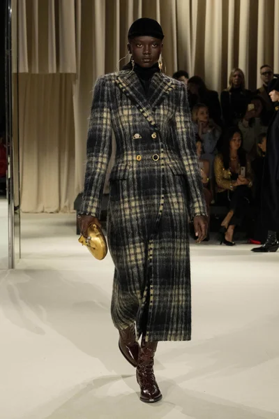 Look 10